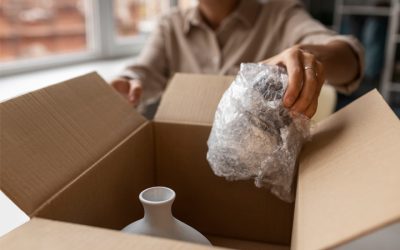 O persoana care ambaleaza colete online
