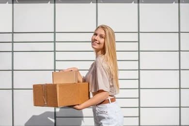 Persoana care preda un colet in locker EasyBox
