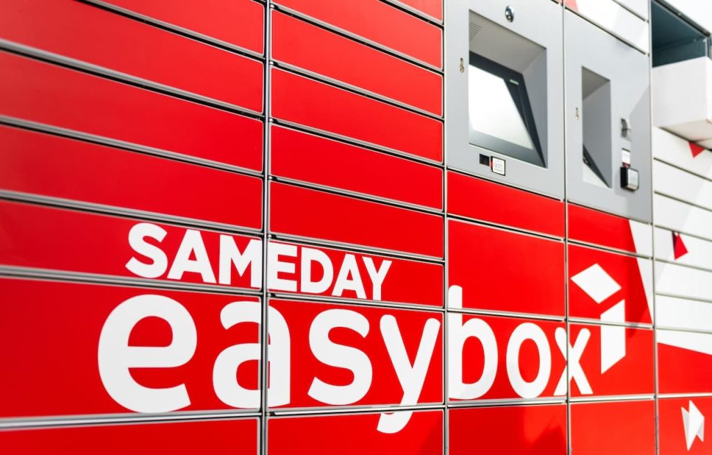 Poza cu un sameday easybox close-up pentru trimiterea coletelor online