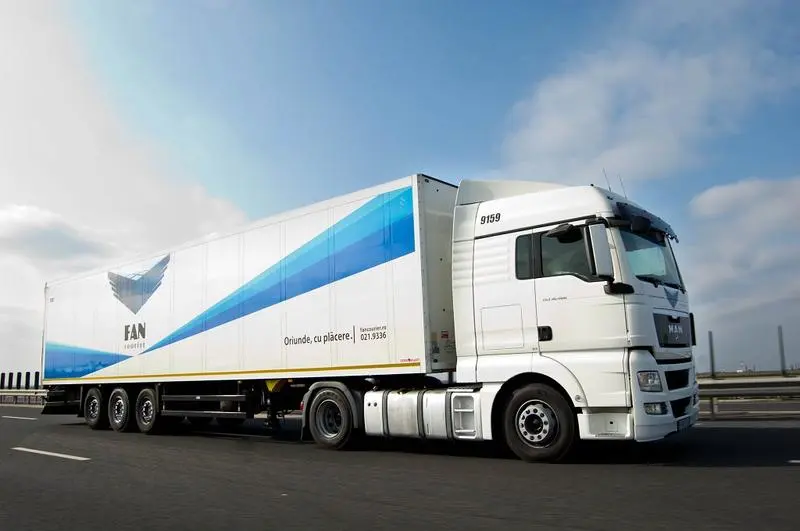 Imagine tir care duce marfa la Fan Courier Iași prin woot.ro
